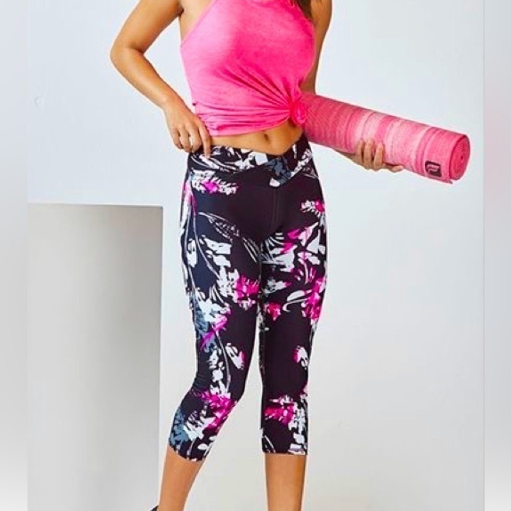 Fabletics black pink floral crop tag missing. See measurements pictured.